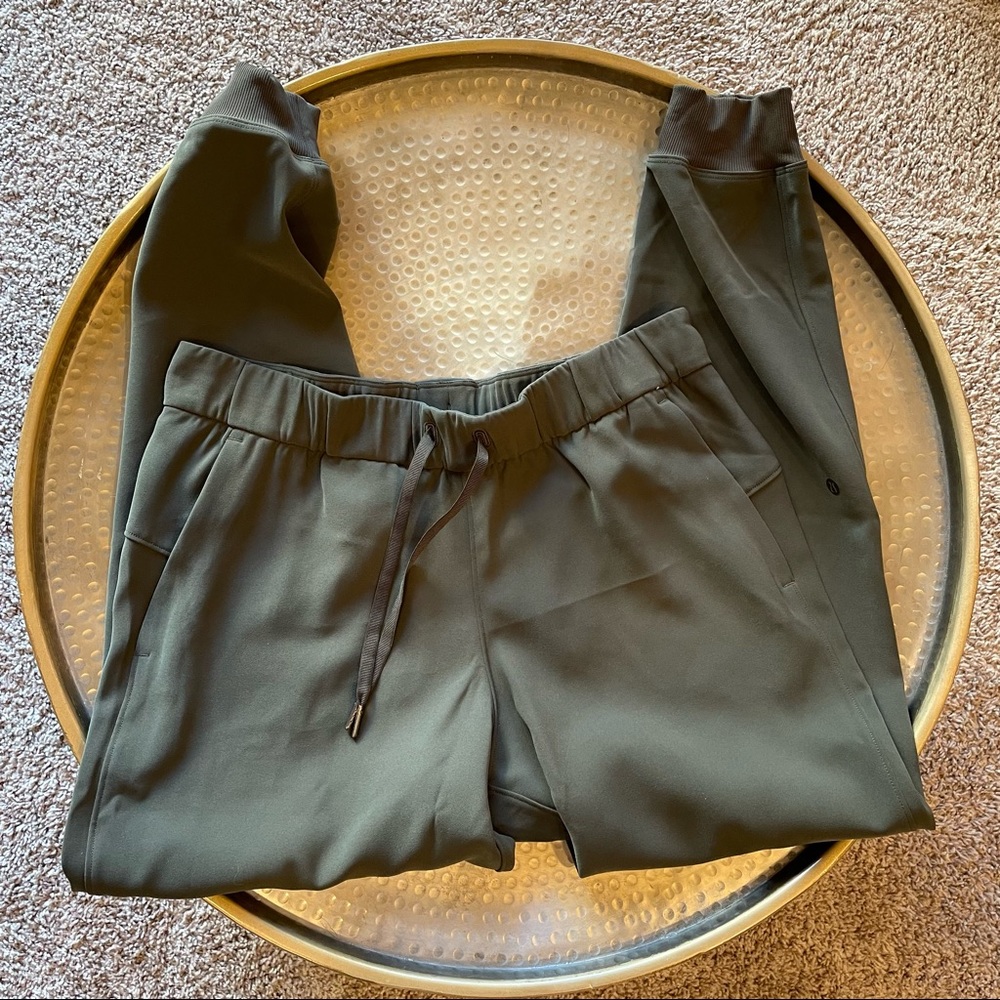 Lululemon Sz 8 On The Fly Woven Jogger - Olive